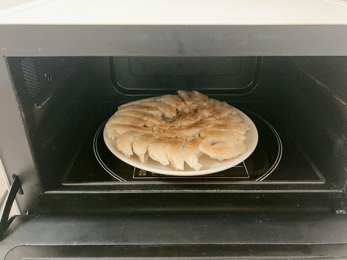 冷凍餃子を電子レンジで温める図