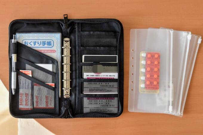 パスポートケースにお薬手帳など