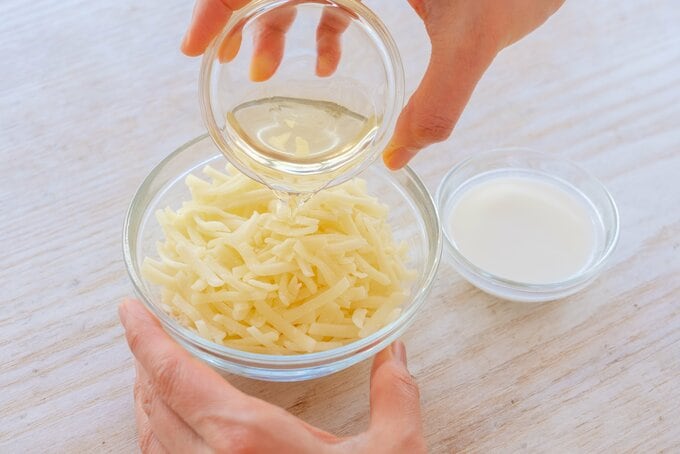 調味料を混ぜ合わせる