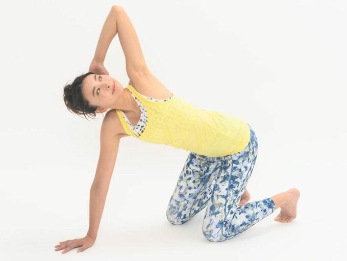 上半身を外側にひねり、ひじを上に向ける