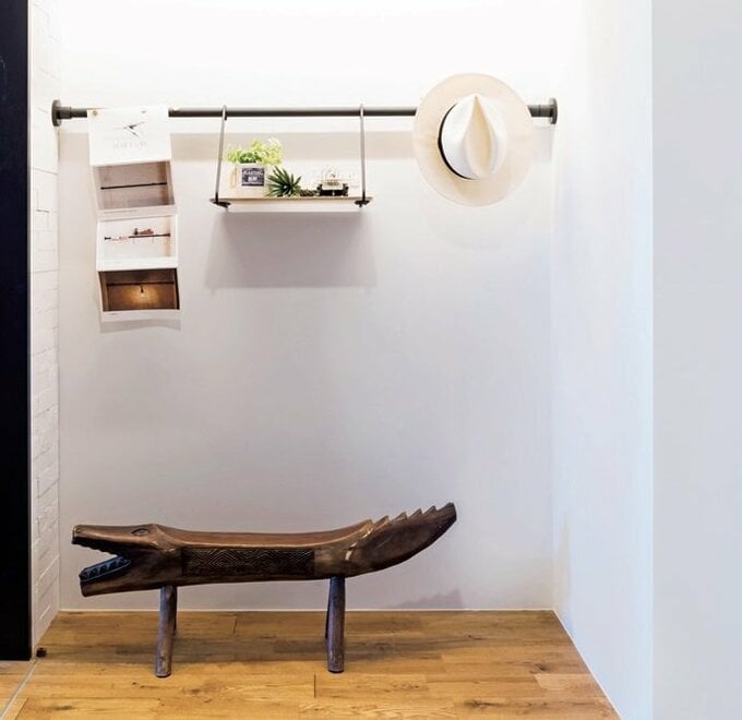 玄関のちょっとした“くぼみ”が帽子やグリーンのディスプレーエリアに