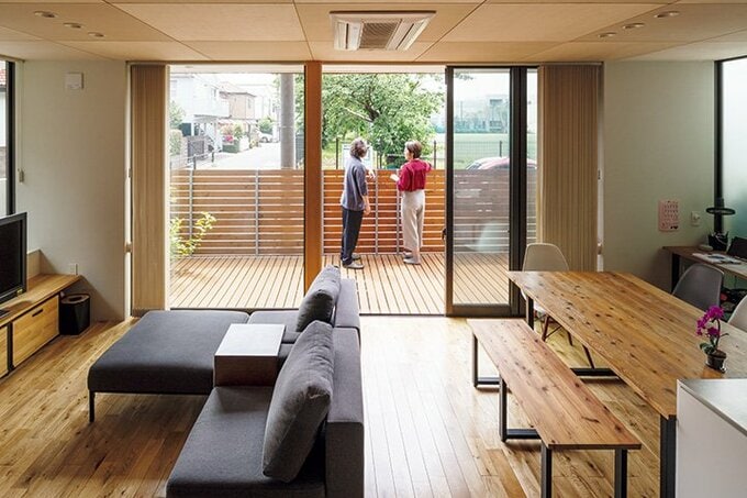 道路を挟んだ南側にあるリビングとつながる奥行き2.3mのデッキ