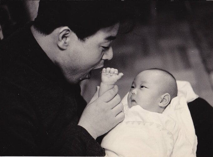 生まれたばかりの頃、父との写真