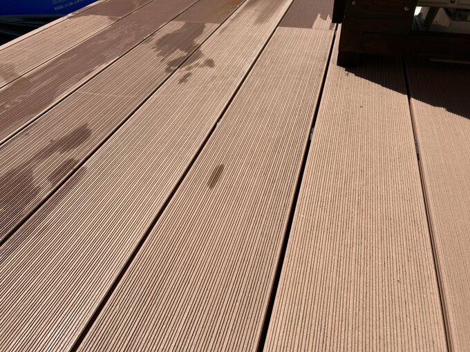 樹脂製ウッドデッキの表面