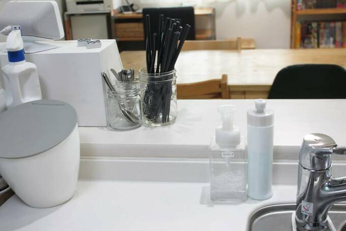 カウンターにカトラリー