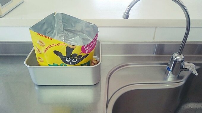 容器にお菓子の袋