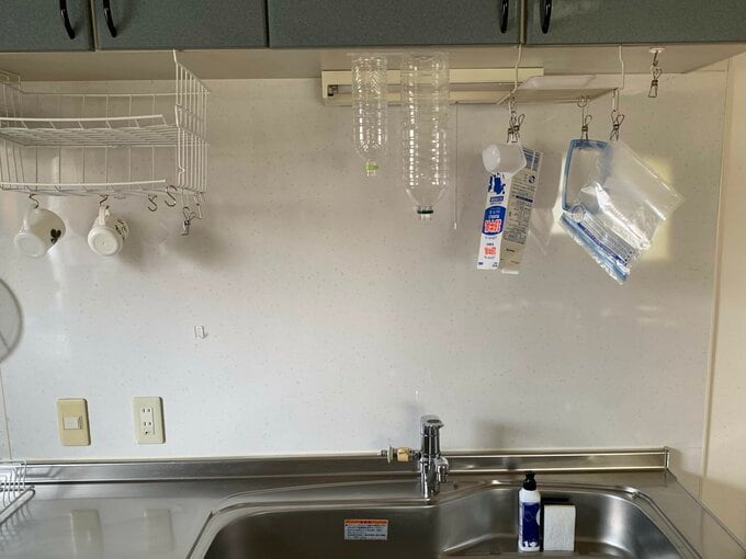 つるしてあるペットボトル