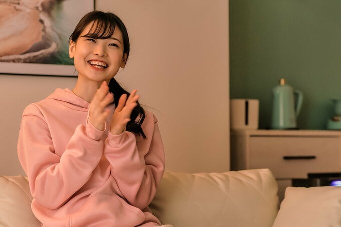 手をたたく女性