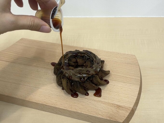 ミスド　ほうじ茶づくし　黒みつかける