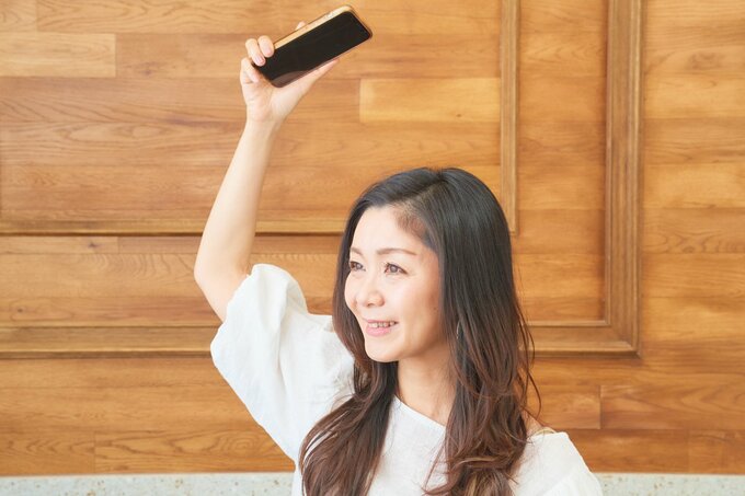 頭頂部の自撮りをする女性