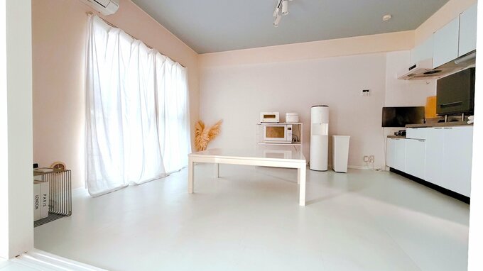 家の外に色が多いからこそ、部屋は白でシンプルに