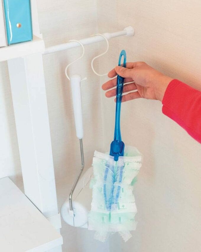 S字フックに掃除用具をひっかける