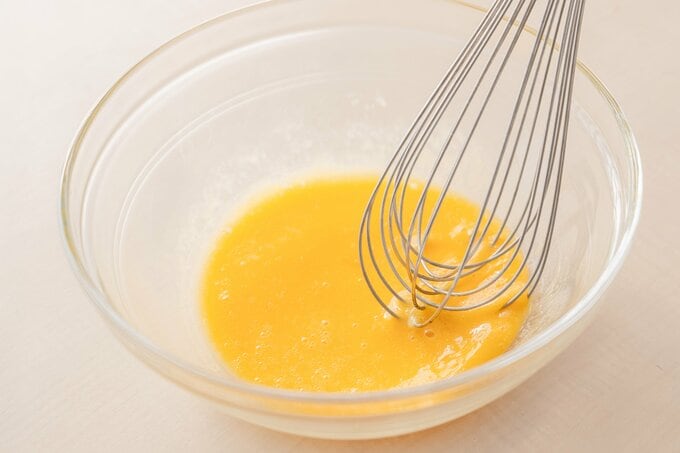 泡だて器で混ぜた卵