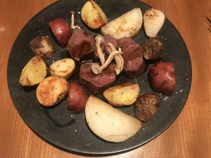 根菜と鹿肉をグリル