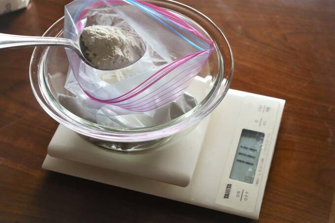 量りにボウルと保存袋