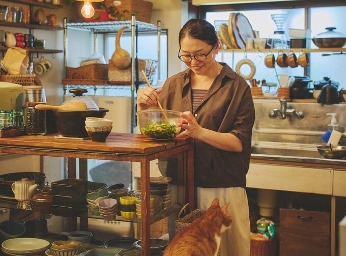 仕事から帰ってきて、座らずに夕食の準備をする森田さん