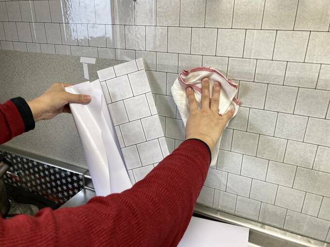 ふきんを持ちながらシートをはりつける
