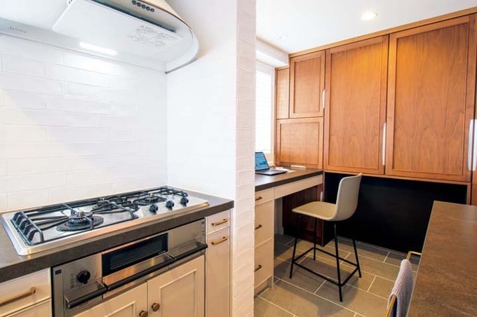 キッチン横のワークスペース