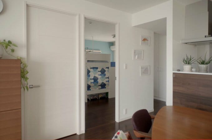 ドアをあけた子ども部屋