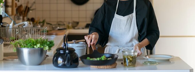 料理をする女性
