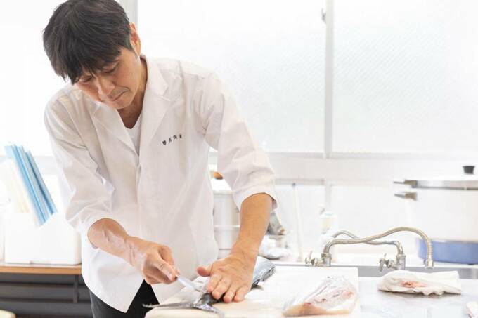 サワラをさばく笠原さん