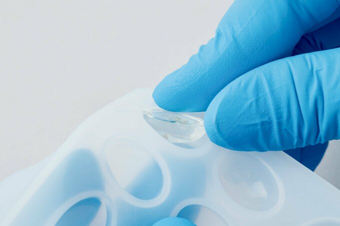 型からレジンを取り出す