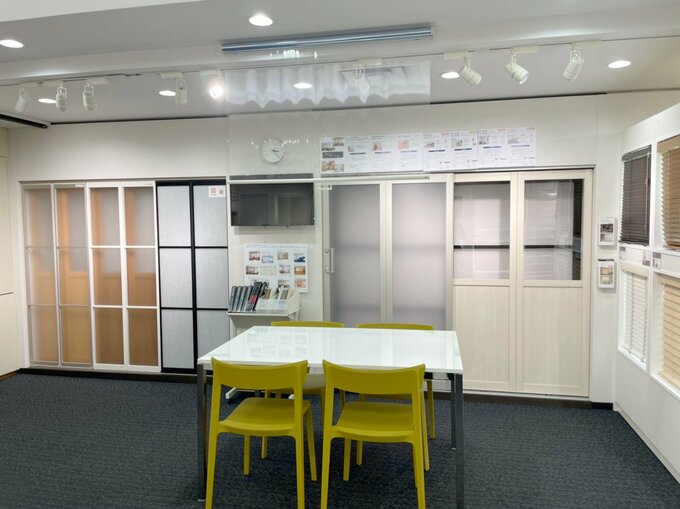 ショールームでは、フレームやパネルのサンプルも