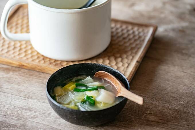 黒茶碗にスープ