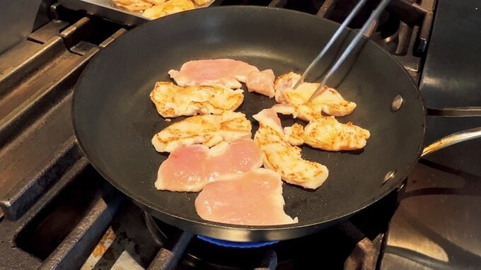 鶏胸肉をフライパンで焼く工程