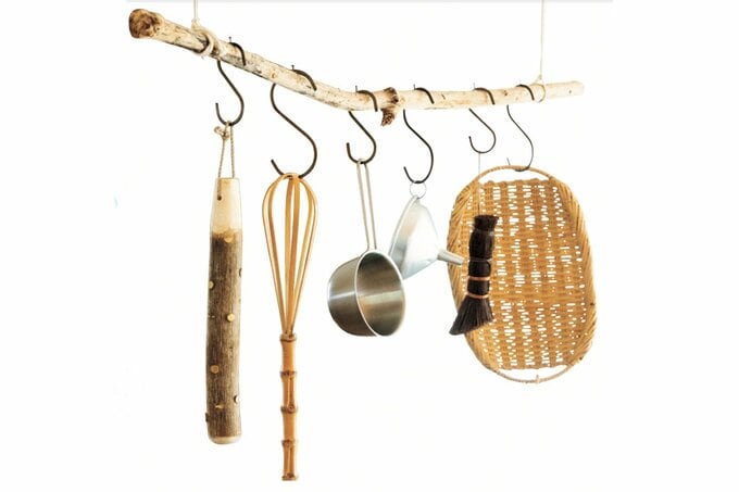 流木につるしている調理道具