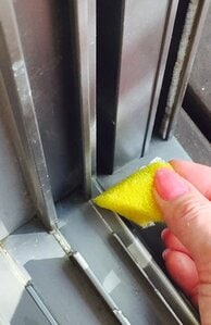 すみっこの汚れをスポンジの角が直撃