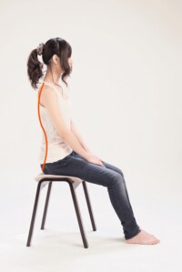 両肩を後ろに引く