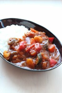 余ったラタトゥイユにカレーを加えれば、夏野菜カレーに！