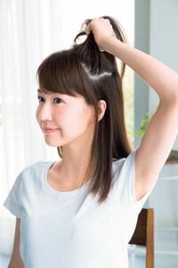 髪をつかむ女性