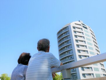 50代、賃貸暮らしの夫婦。老後「シニア向け住宅」に住み替えるには