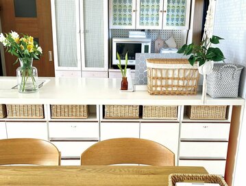 「カゴ収納」で床置きを予防。ナチュラルな素材ならインテリアになじむ