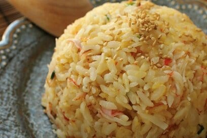 カニカマチャーハン、絶品焼きそば…フライパンだけでつくる絶品レシピ3つ