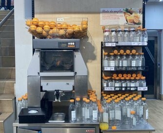 生絞りジュースやディッシャーアイスが身近な場所で買える。スペインの「あってよかった」食の文化