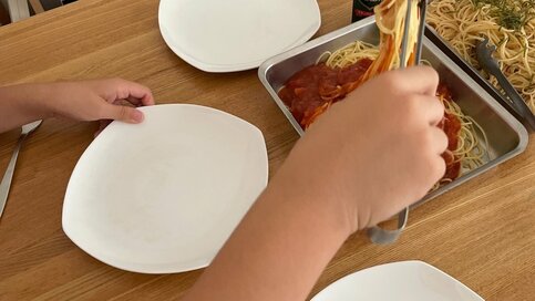 子ども4人・共働き家庭の「夏休みの昼ごはん」。あえるだけのパスタソースがラク