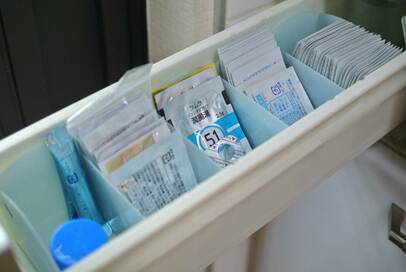 キッチンの調味料引き出しに、あえて薬。見直すとラクになる収納