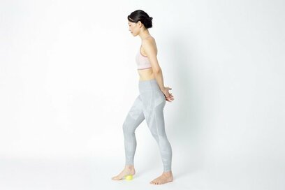 老けない姿勢をつくる「簡単足裏ほぐし」4つ。芸能人も通う人気トレーナーが伝授！