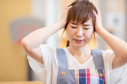 頻繁に起こる耳鳴り、対処法は？ストレス、カフェイン、睡眠に注意を