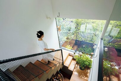 奥まった敷地に建っていても緑いっぱいの開放感！窓からの眺めと風が心地よい家