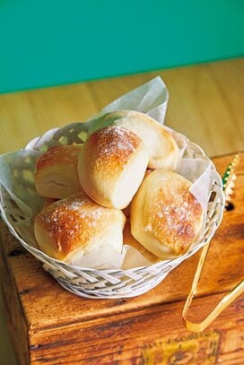 簡単「切りっぱなしパン」のつくり方。ざっくり焼くだけでロールパン風