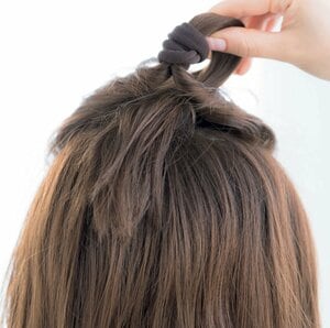 後ろ髪右手で逆くるりんぱを作る