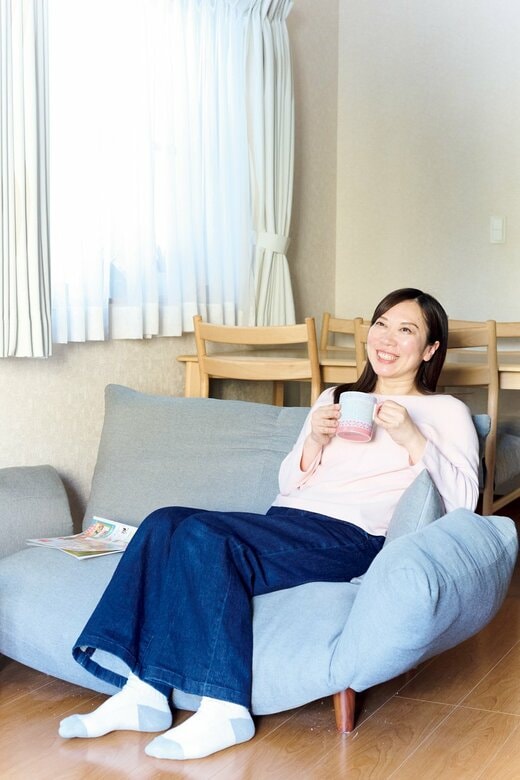 部屋でくつろぐ女性