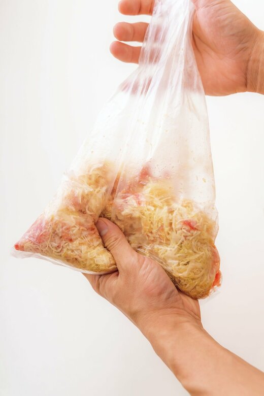 具材が入った袋を外からもみ込む様子