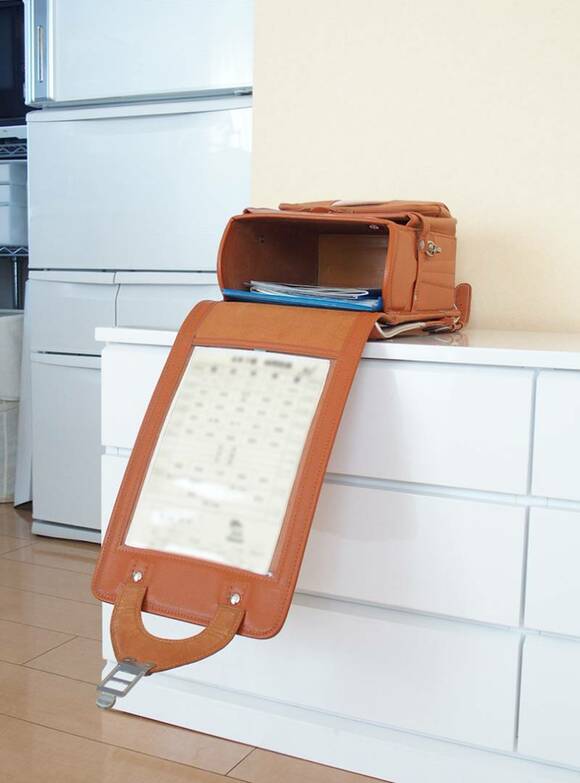 チェストの上に置いたランドセル