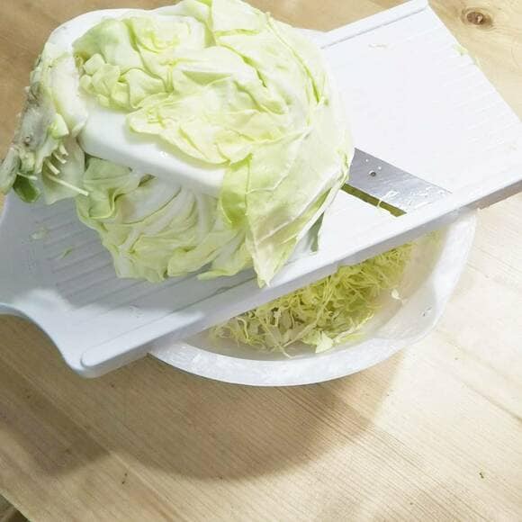 スライサーの上にキャベツ