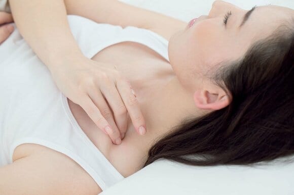 右手で鎖骨をさわる